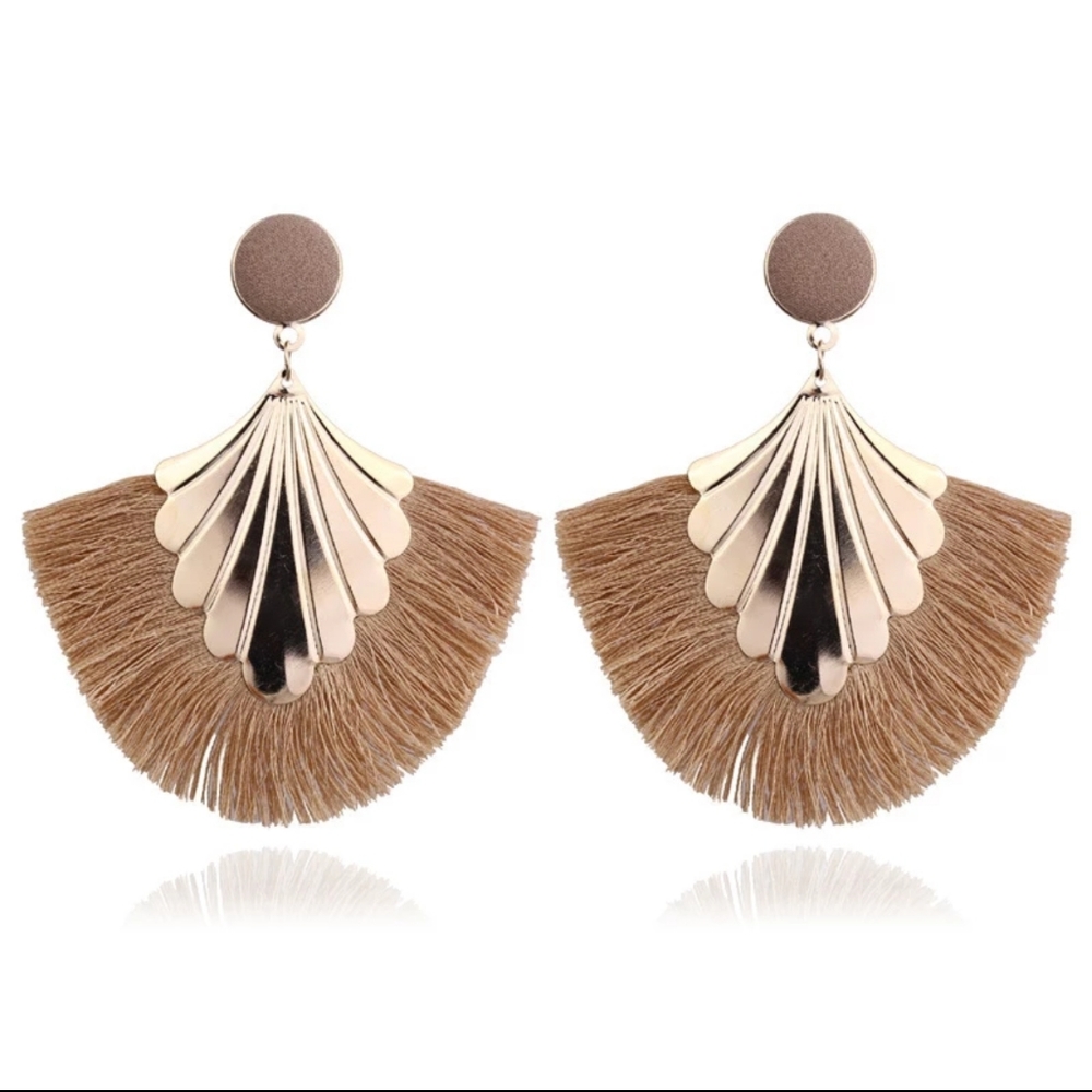 🍉🍓Beige/Tan & gold tassel earrings